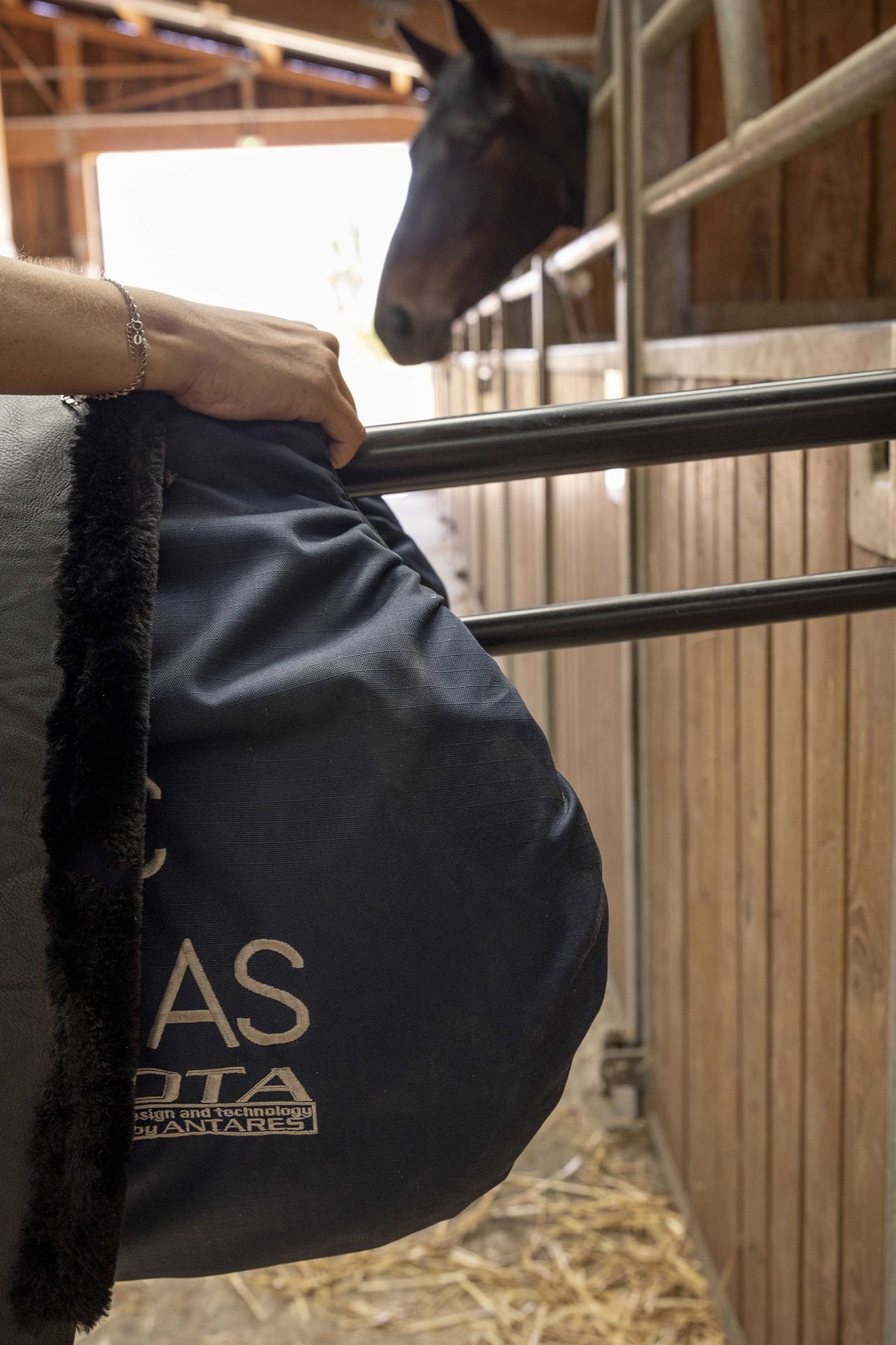 HIPPOTONIC Detachable Saddle & Saddle Pad Rack Stable Equipment